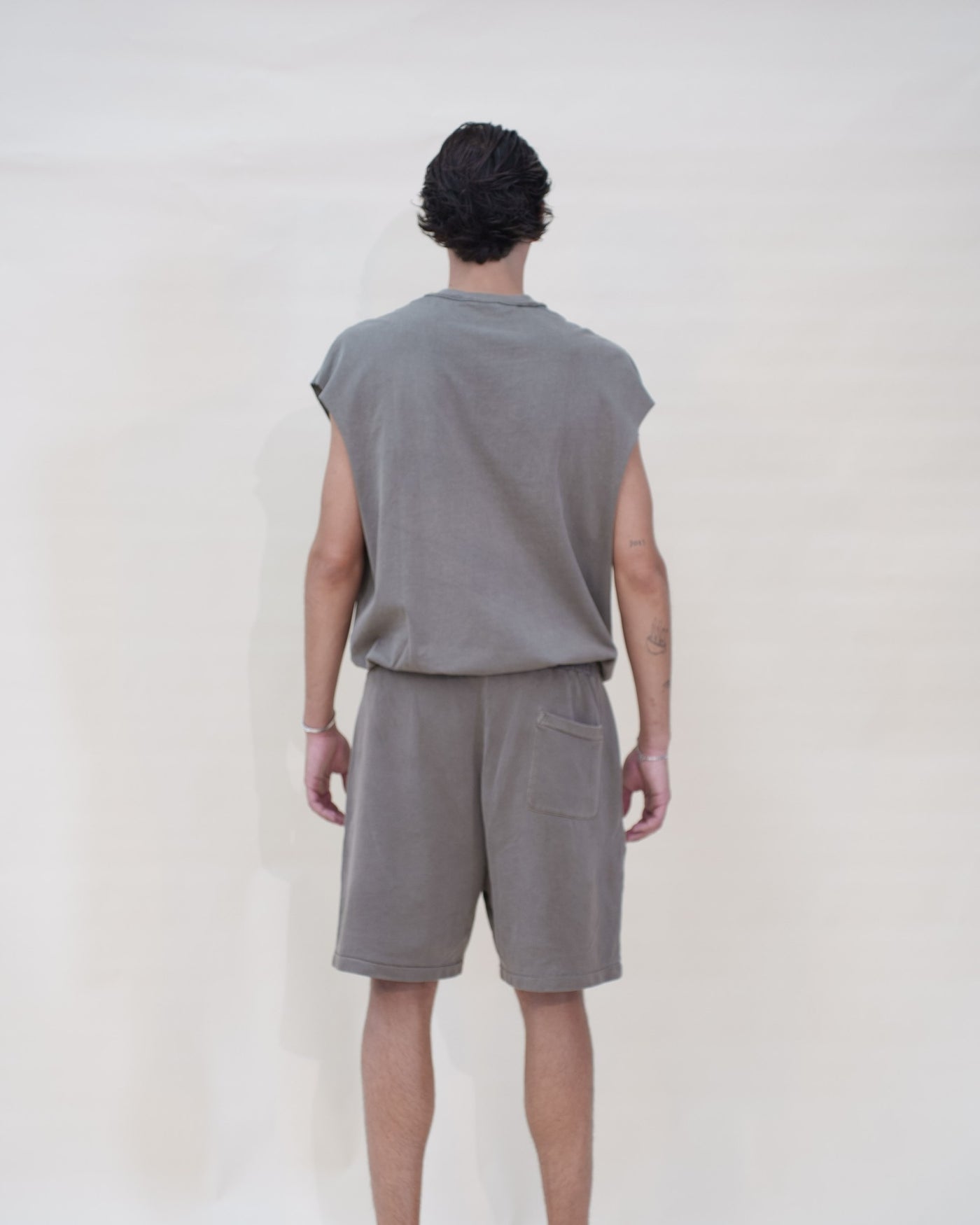 Ensemble Tank Set The Fit Society — The Tank Set Top et The Tank Set Short, homme, café, de dos