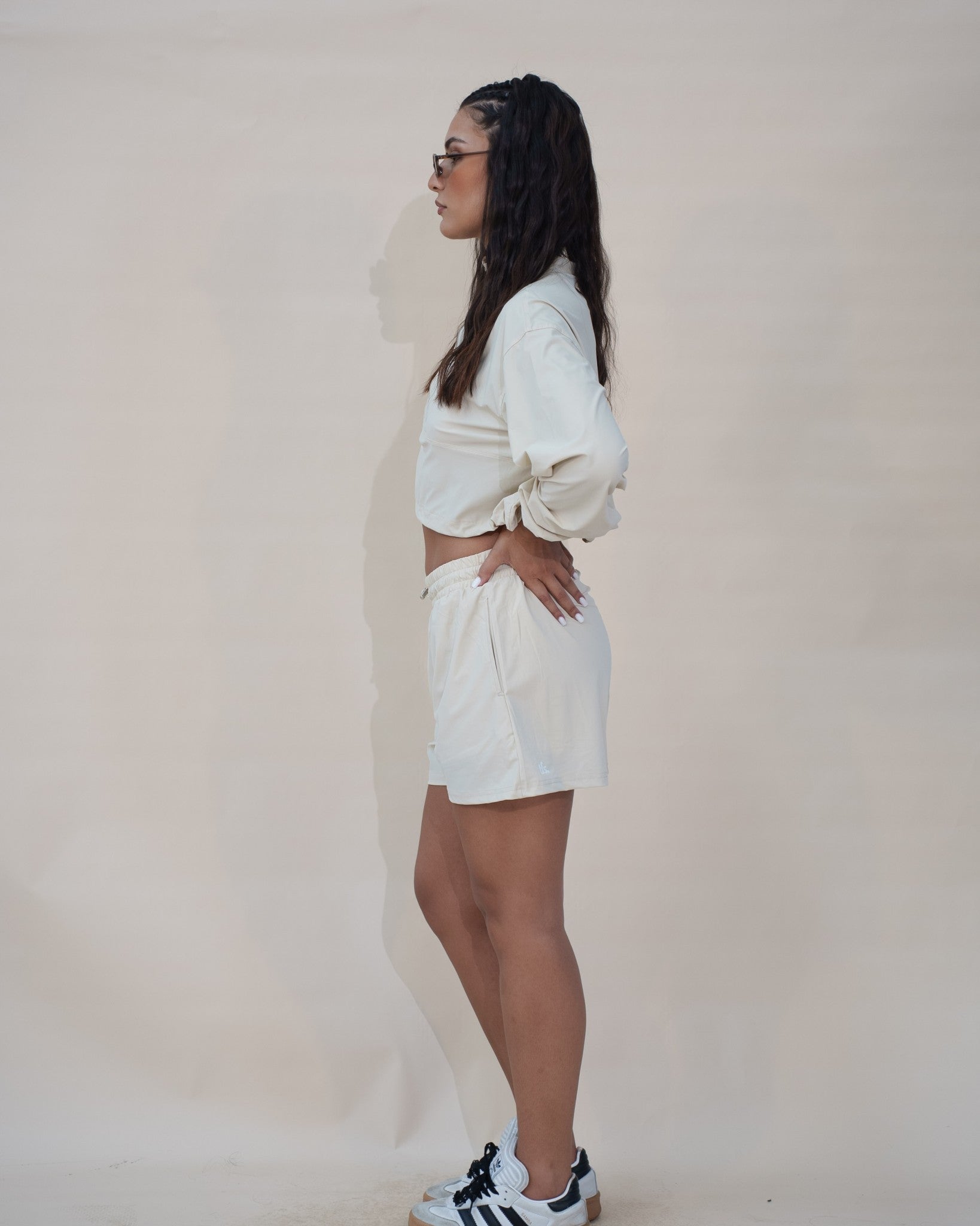Ensemble Court The Fit Society — The Court Zip et The Court Short, de profil
