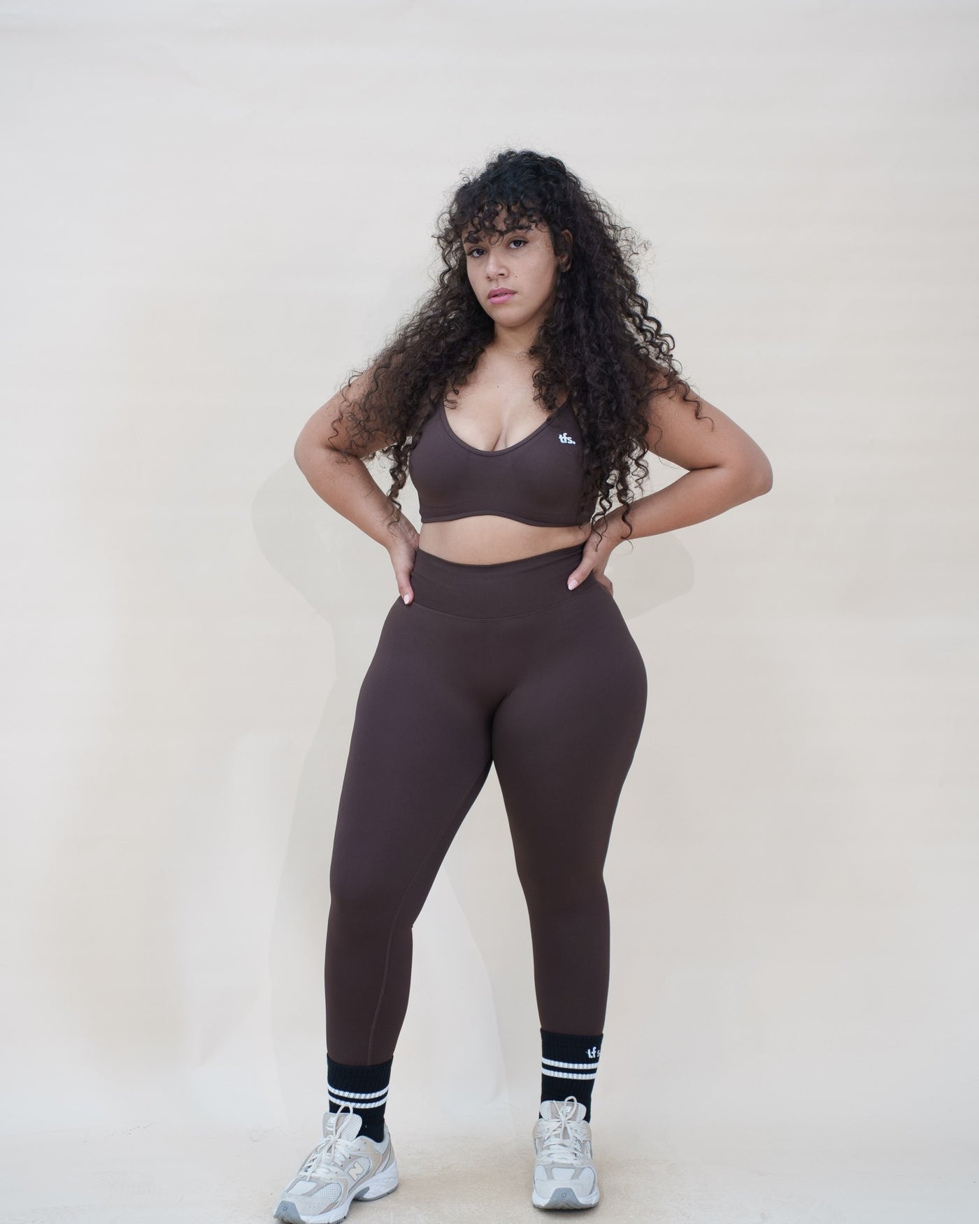 Ensemble Sculpt The Fit Society — The Sculpt Bra et The Sculpt Legging, chocolat, de face