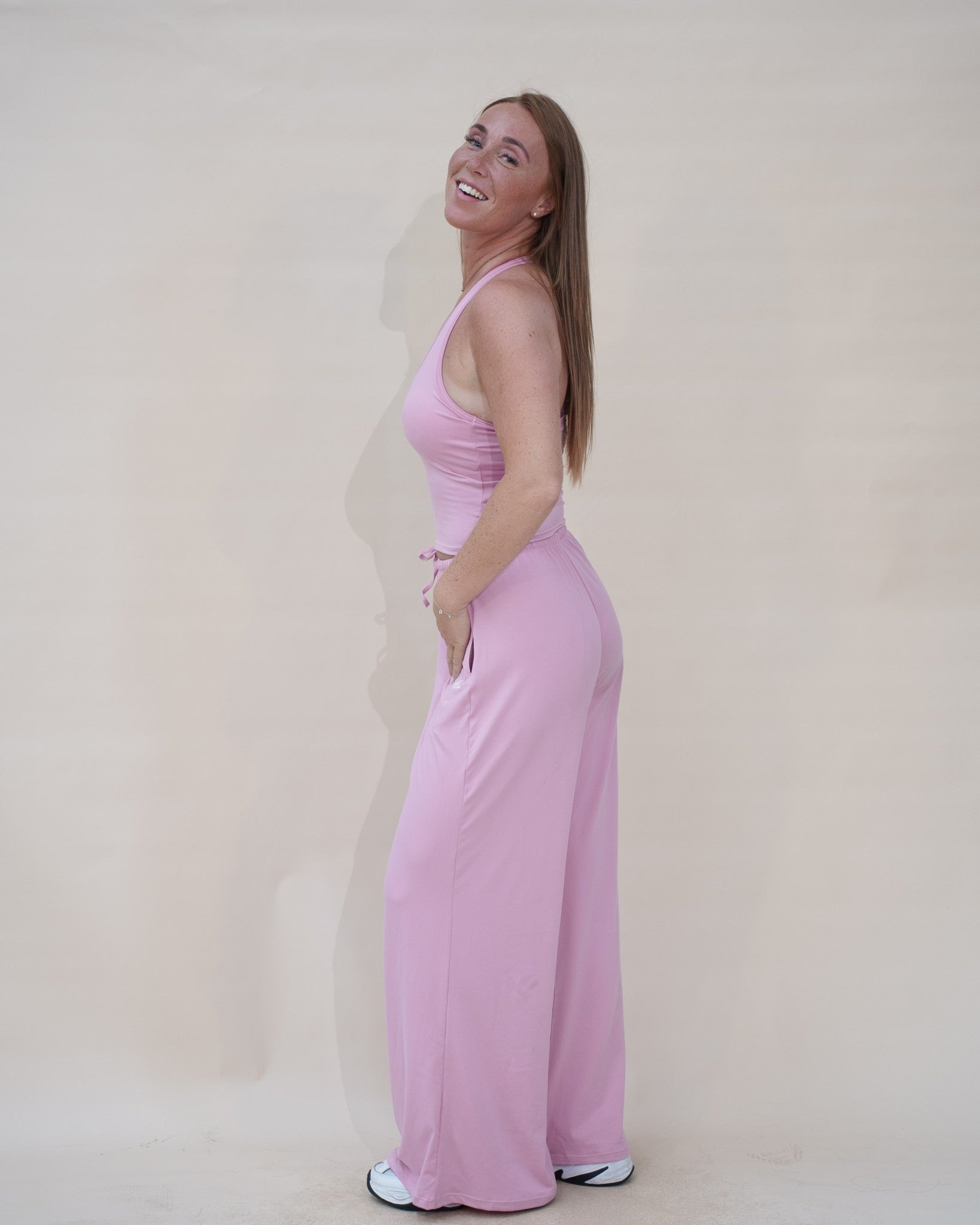 Ensemble Signature The Fit Society — The Signature Top et The Signature Pants, rose, trois quarts