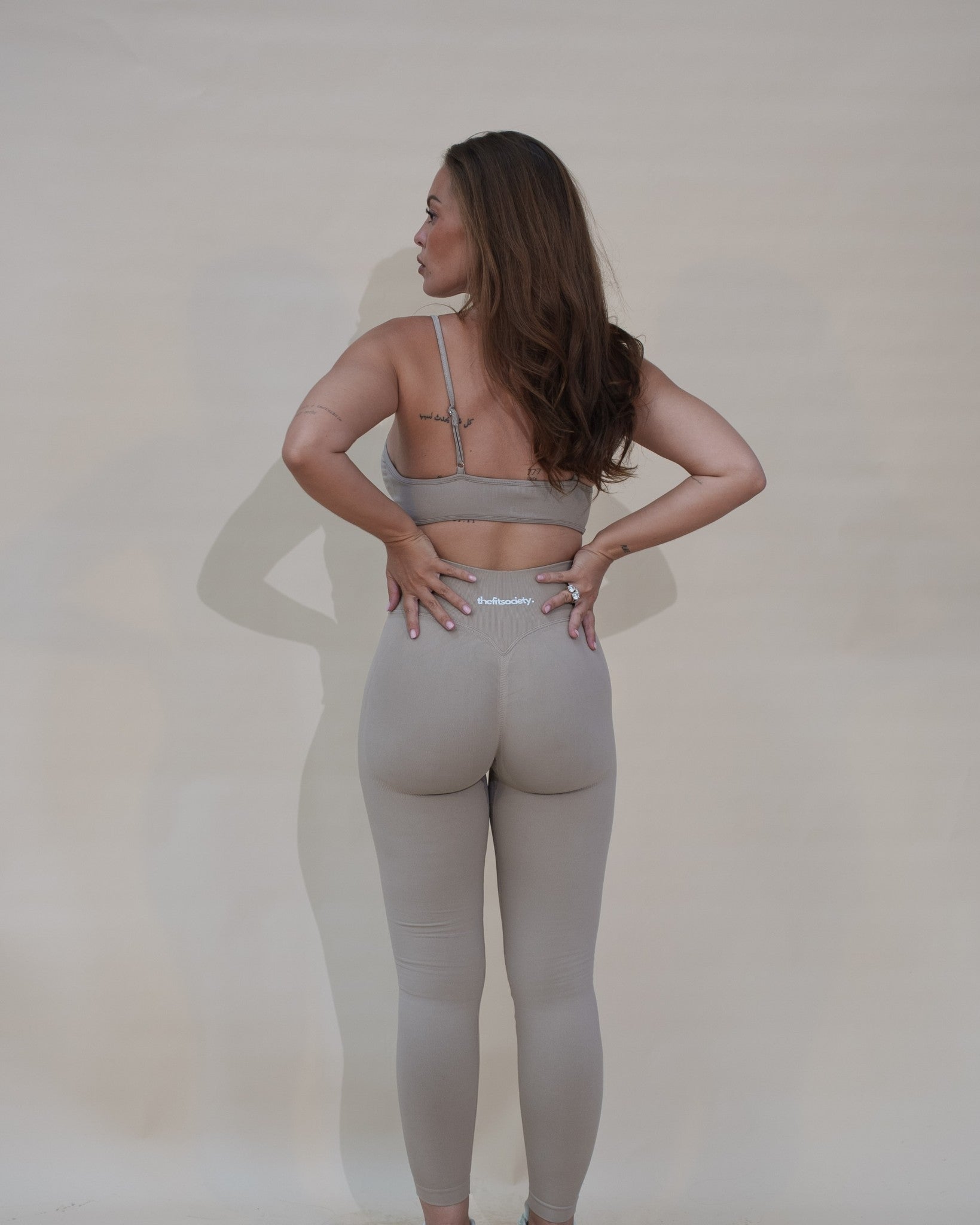 Ensemble Sculpt The Fit Society — The Sculpt Bra et The Sculpt Legging, abricot avoine, de dos