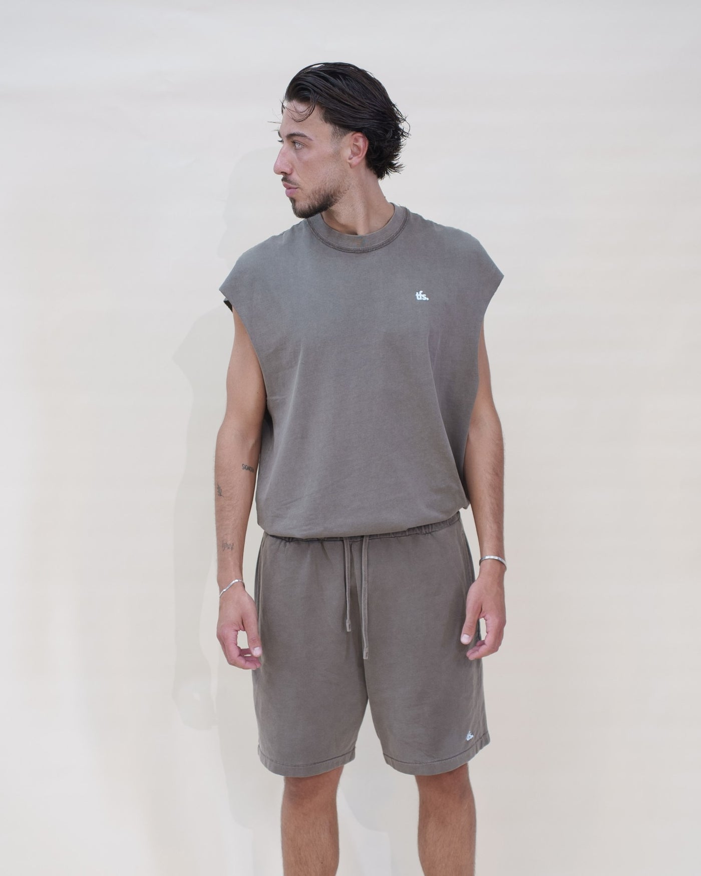 Ensemble Tank Set The Fit Society — The Tank Set Top et The Tank Set Short, homme, café, vue de face