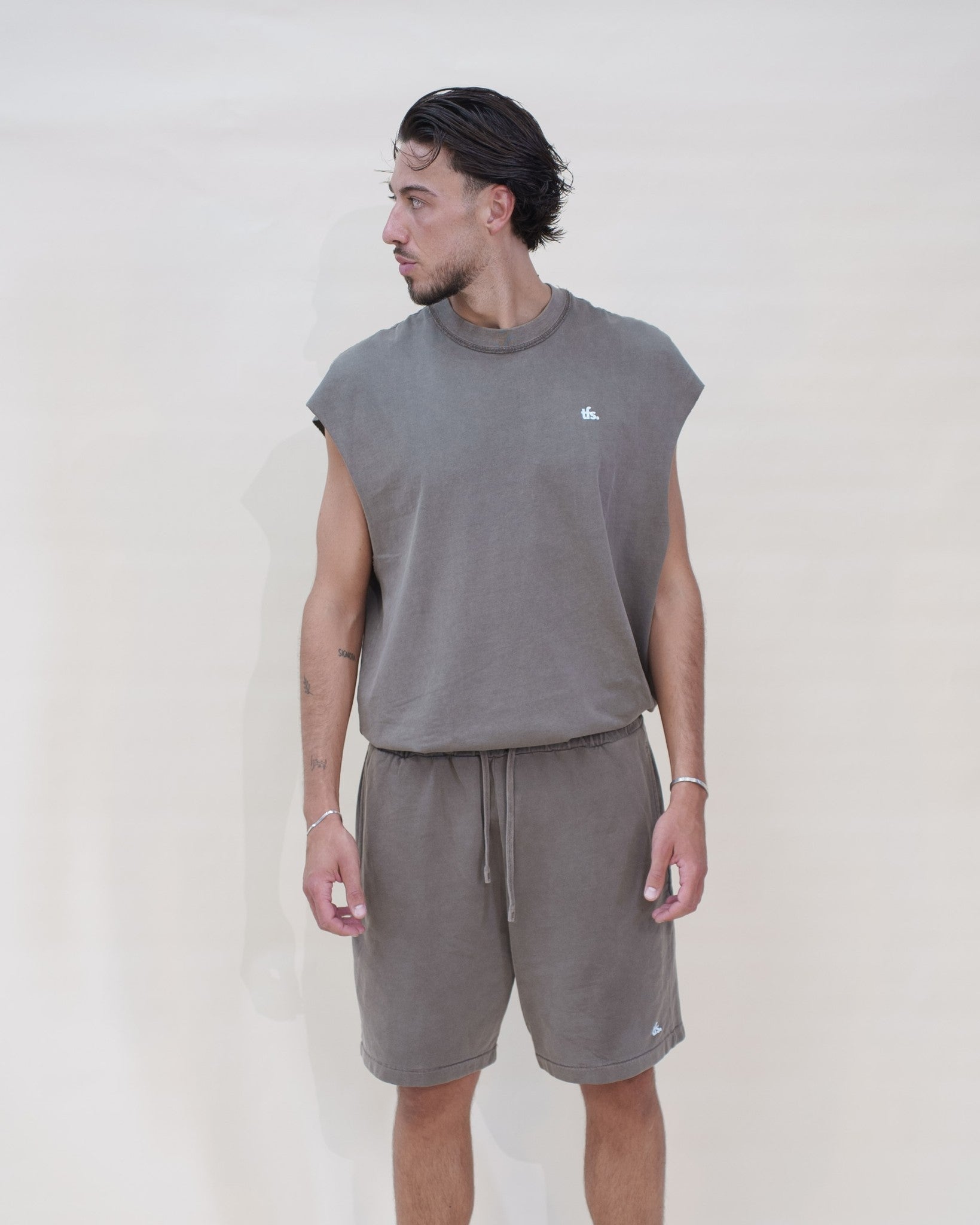 Ensemble Tank Set The Fit Society — The Tank Set Top et The Tank Set Short, homme, café, vue de face
