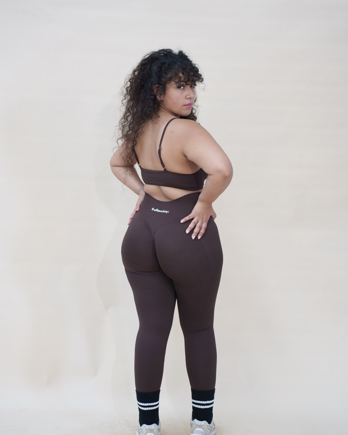 The Sculpt Legging — legging sculptant femme The Fit Society, chocolat, vue de dos