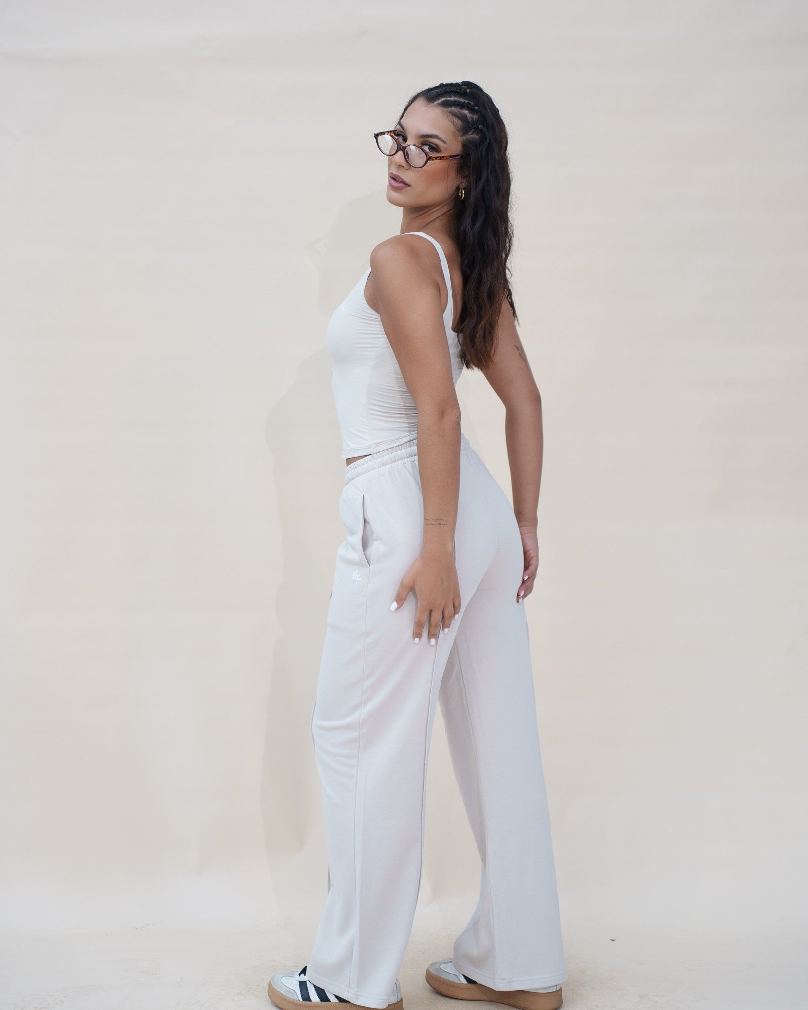 The Uniform Pants — pantalon large femme The Fit Society, crème, trois quarts