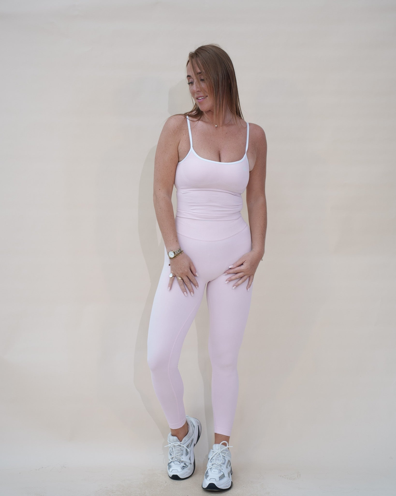 Ensemble Sculpt The Fit Society — The Sculpt Top et The Sculpt Legging, rose, de face