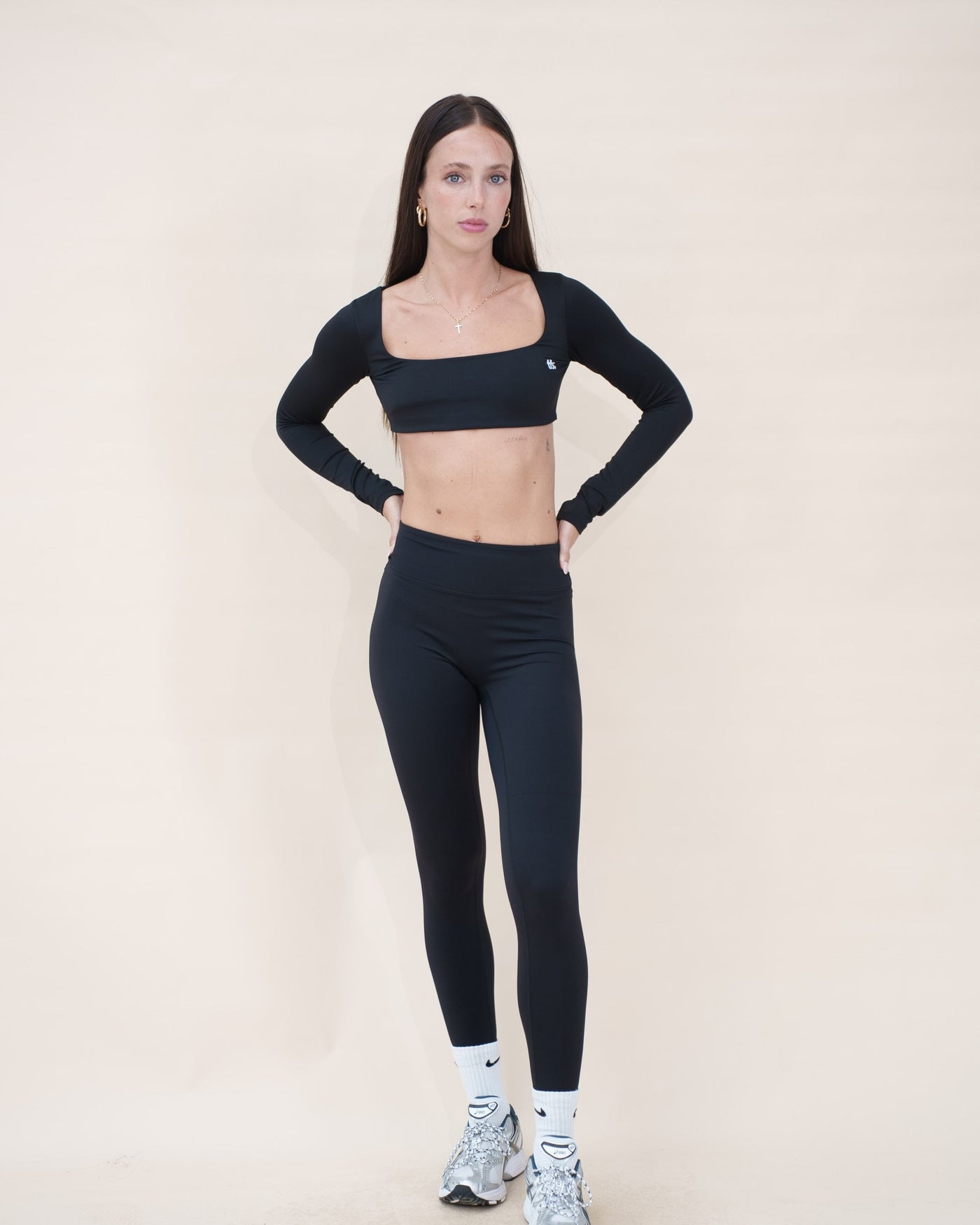 Le vestiaire Studio The Fit Society — haut noir porté avec The Studio Legging, de face