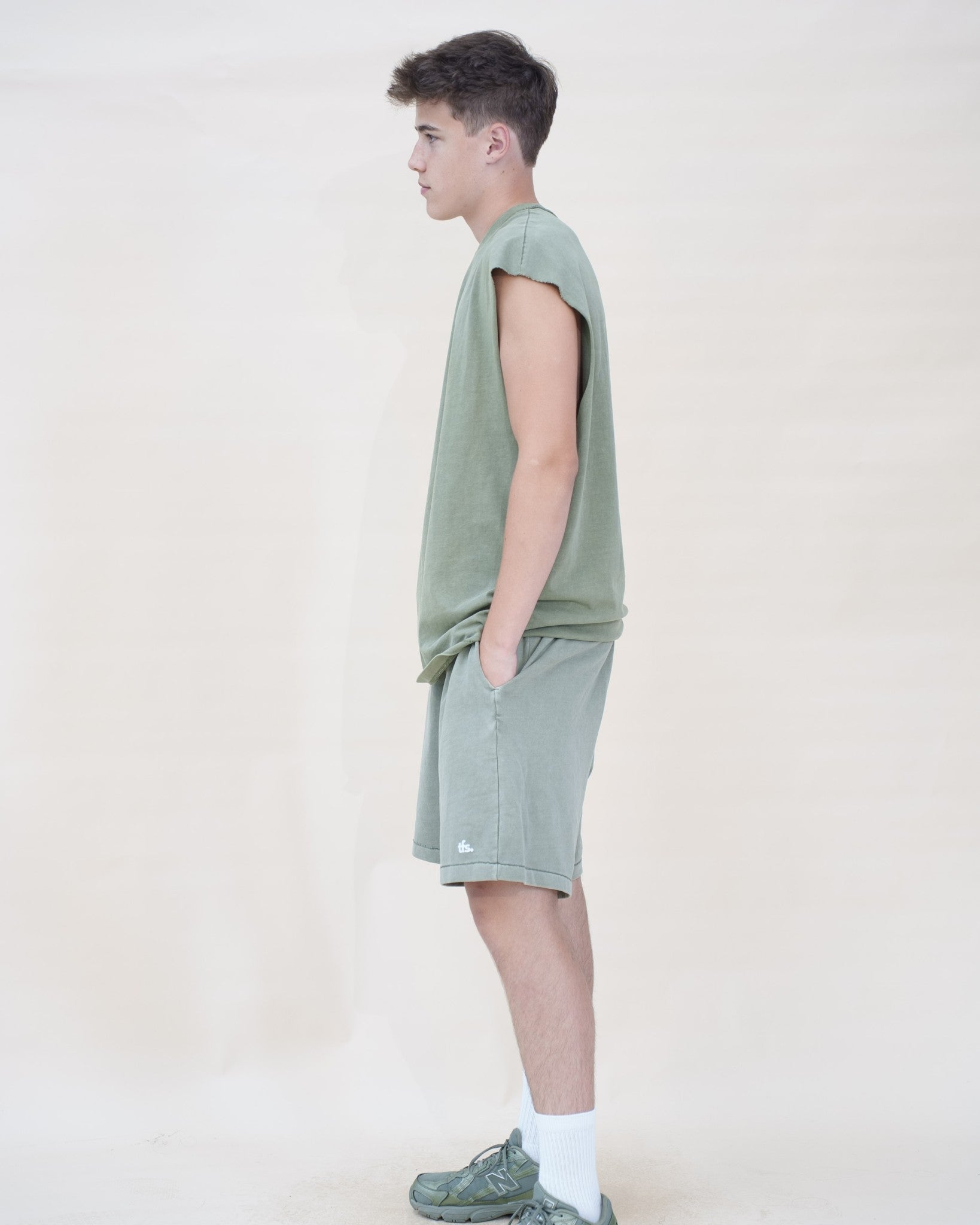 Ensemble Tank Set The Fit Society — The Tank Set Top et The Tank Set Short, homme, vert-gris, de profil