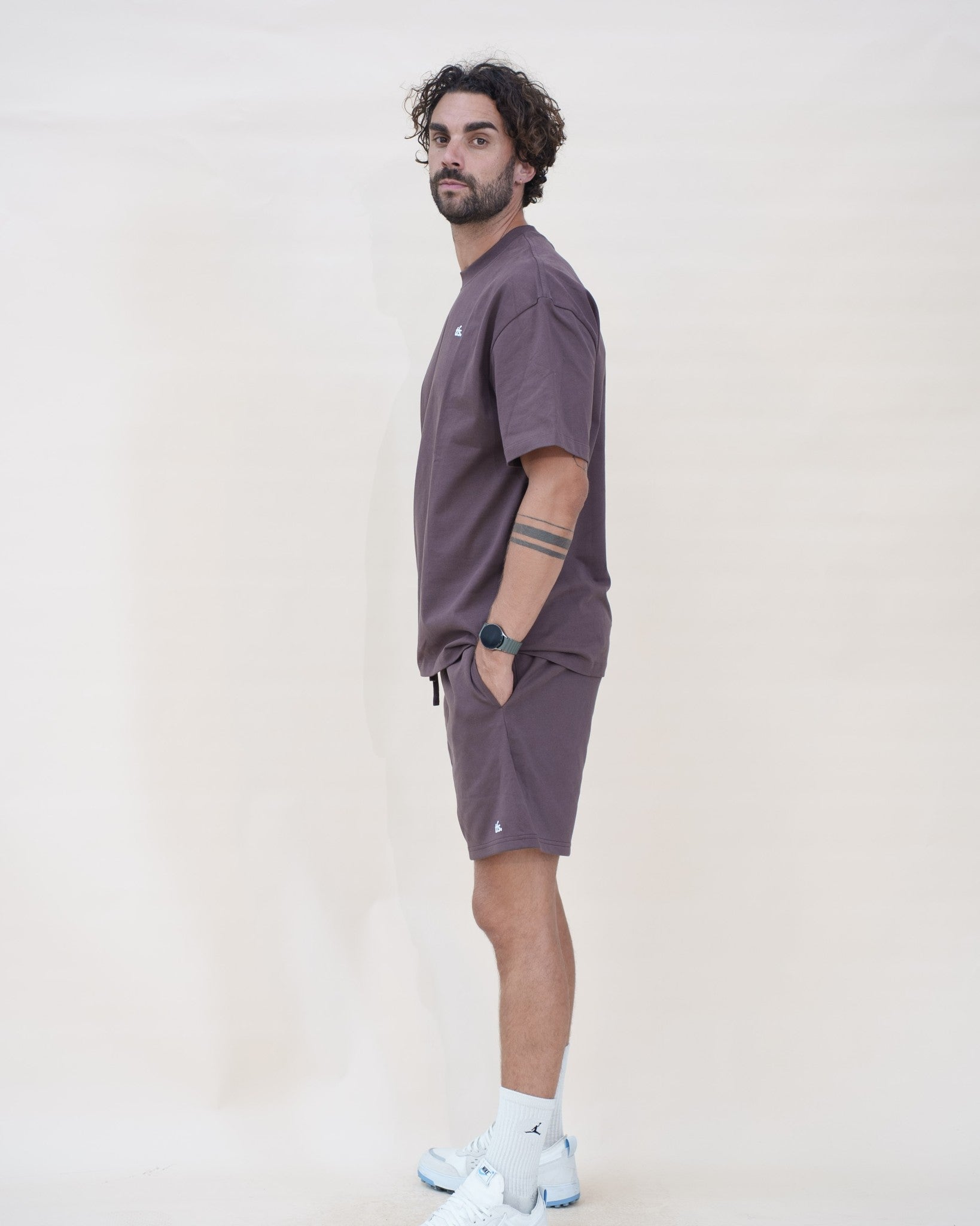 Ensemble week-end The Fit Society — The Weekend T-Shirt et The Weekend Short, marron, de profil