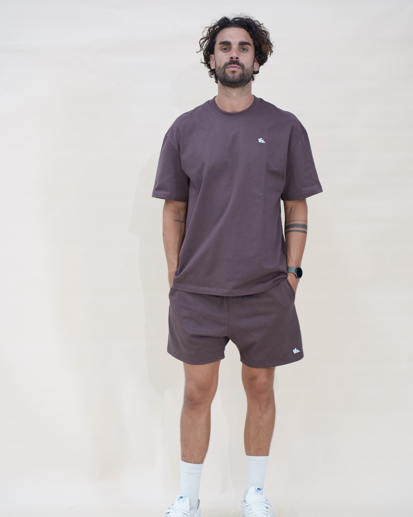 Ensemble week-end The Fit Society — The Weekend T-Shirt et The Weekend Short, marron, vue de face