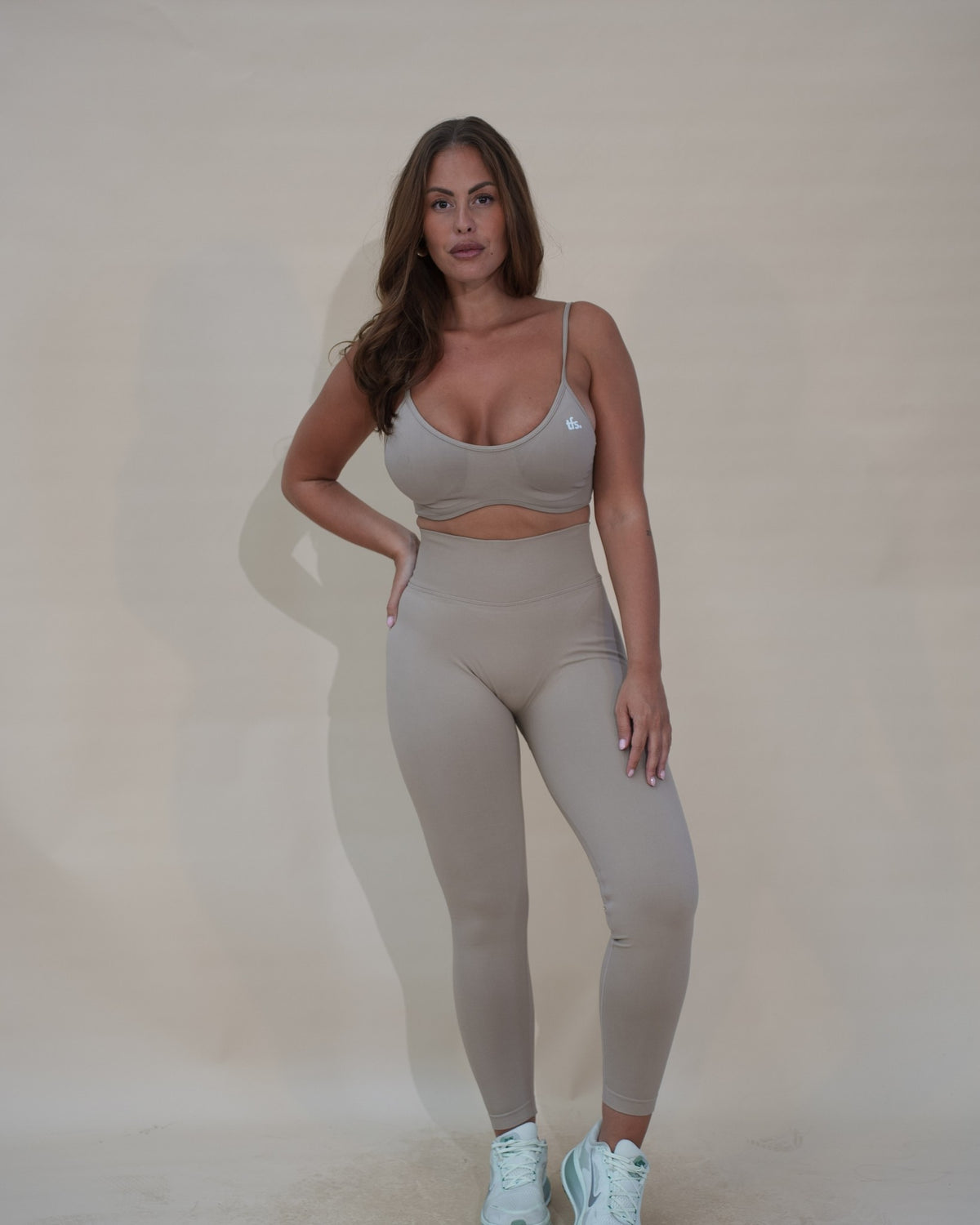 The Sculpt Set — Beige The Fit Society — The Sculpt Bra et The Sculpt Legging