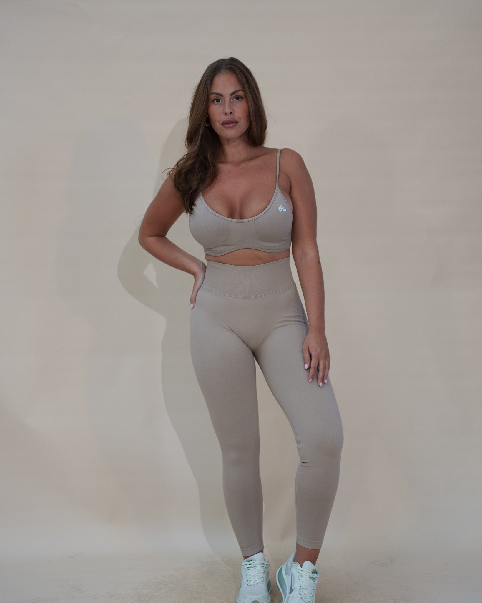 Ensemble Sculpt The Fit Society — The Sculpt Bra et The Sculpt Legging, abricot avoine, de face