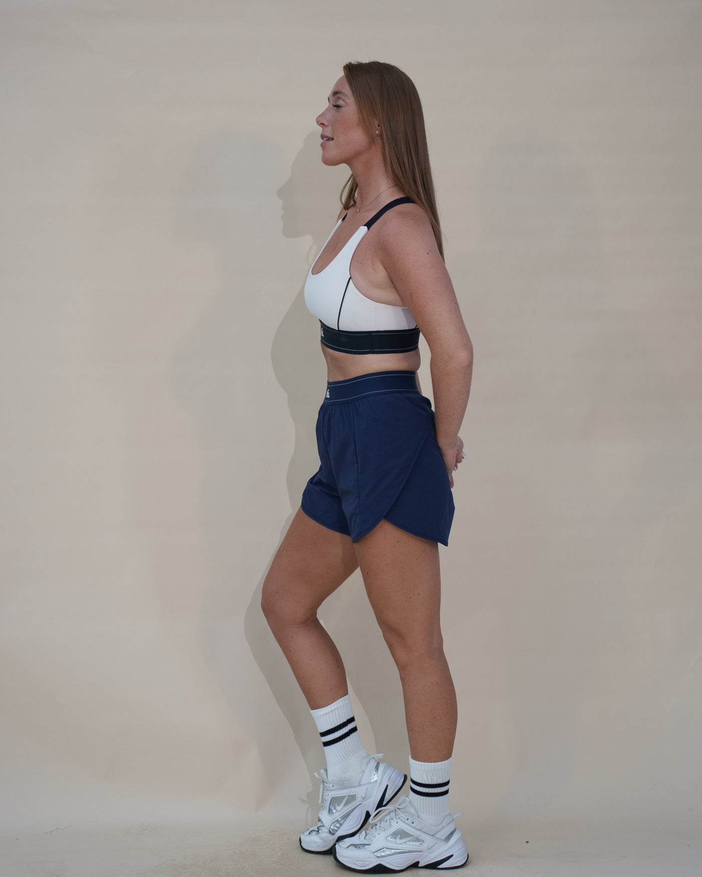 The Jet Set Short — short de running femme The Fit Society, bleu, de profil