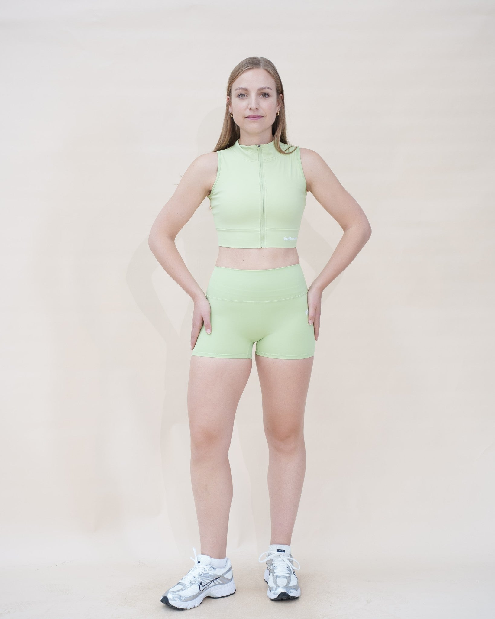 The Hybrid Zip Top — top crop zippé femme The Fit Society, vert pistache, de face