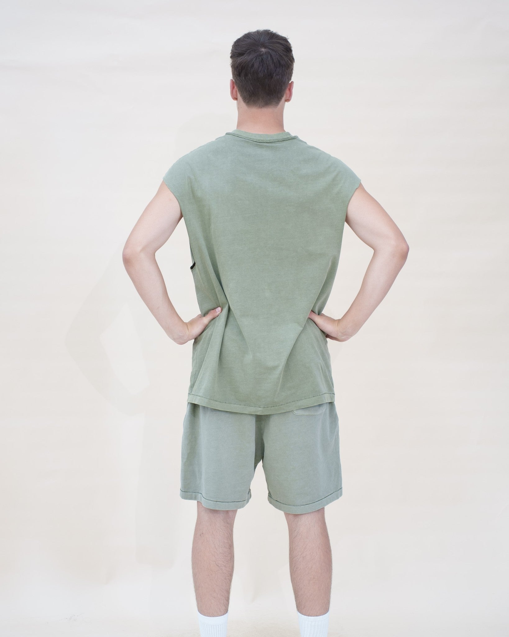Ensemble Tank Set The Fit Society — The Tank Set Top et The Tank Set Short, homme, vert-gris, de dos
