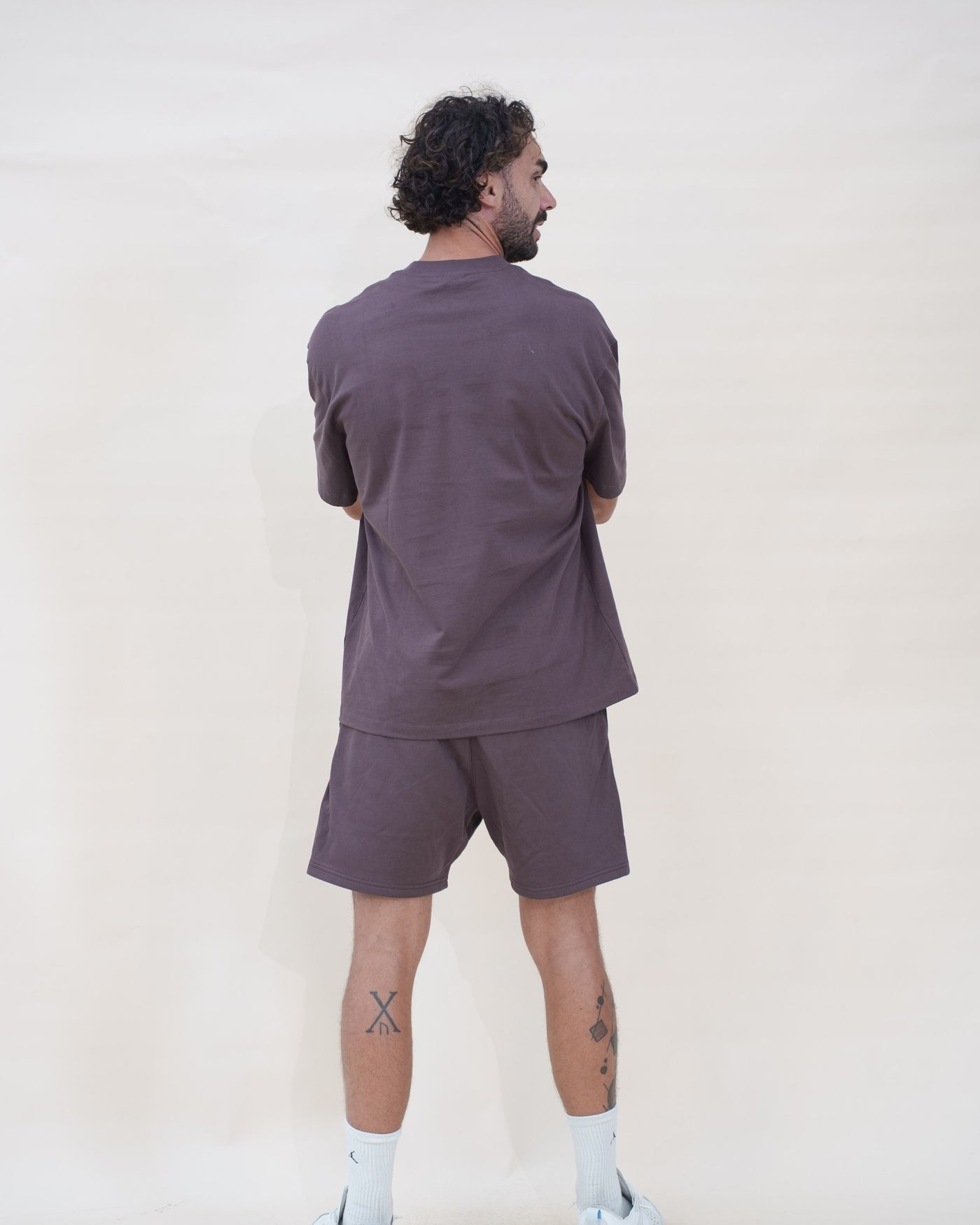 Ensemble week-end The Fit Society — The Weekend T-Shirt et The Weekend Short, marron, de dos