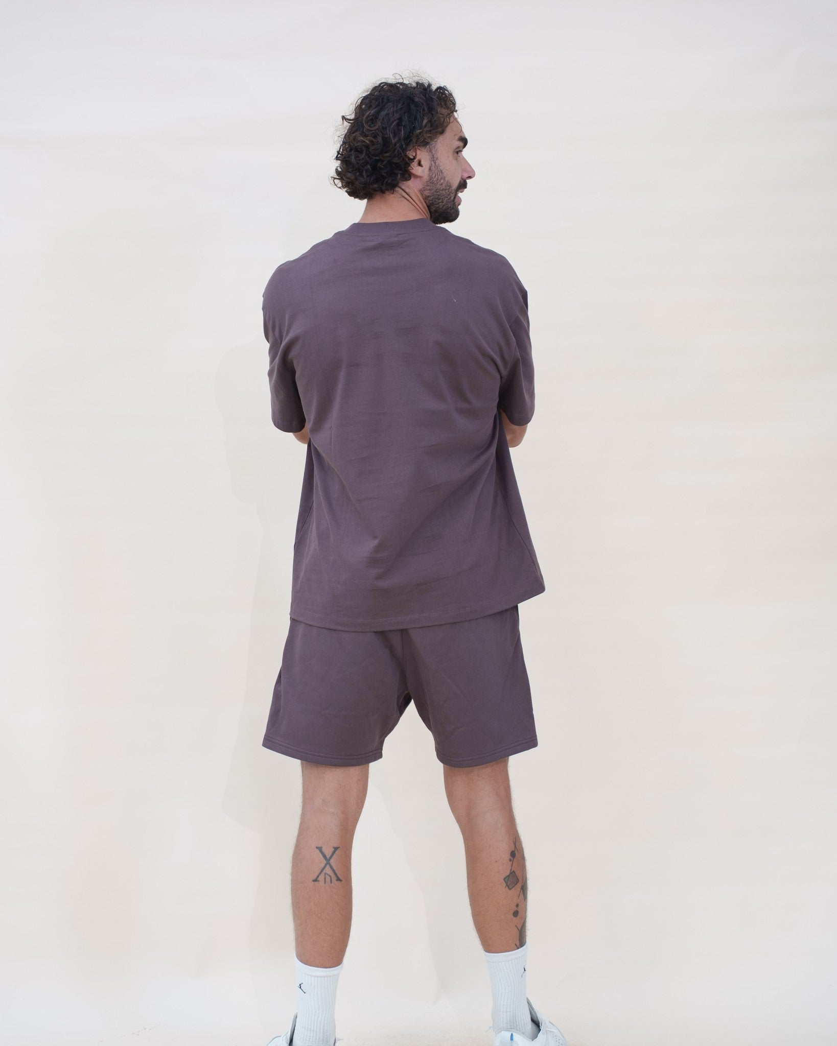 Ensemble week-end The Fit Society — The Weekend T-Shirt et The Weekend Short, marron, de dos