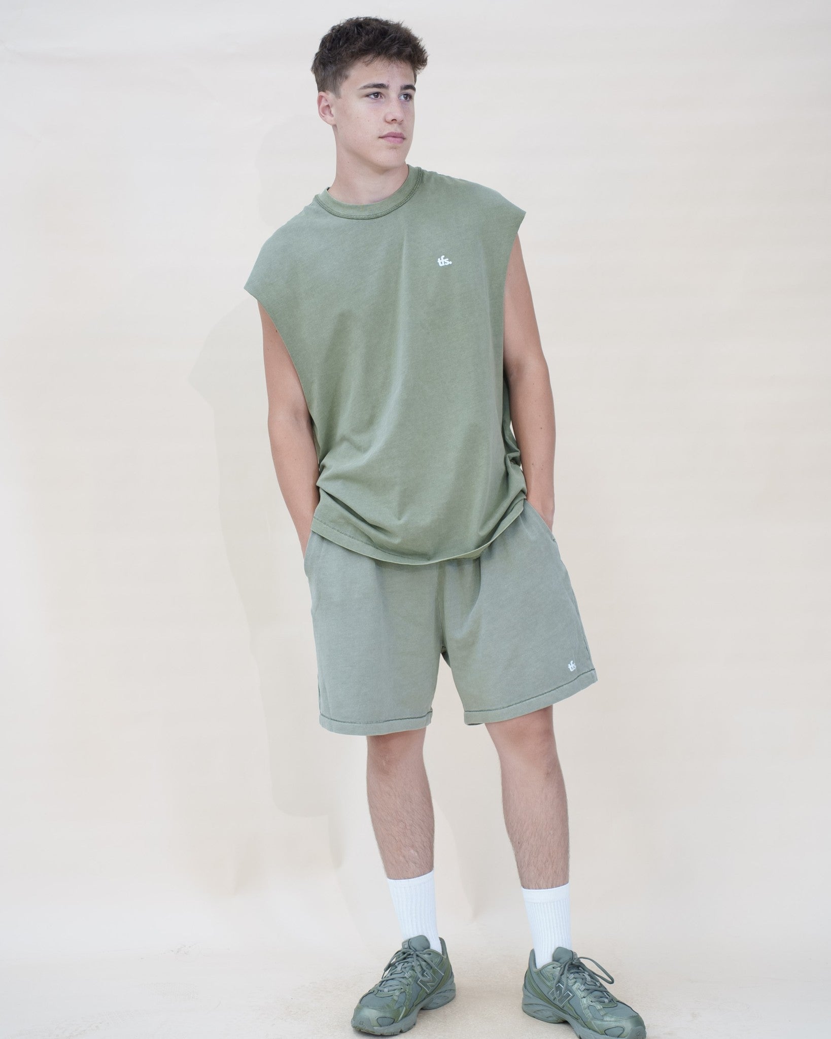 Ensemble Tank Set The Fit Society — The Tank Set Top et The Tank Set Short, homme, vert-gris, de face