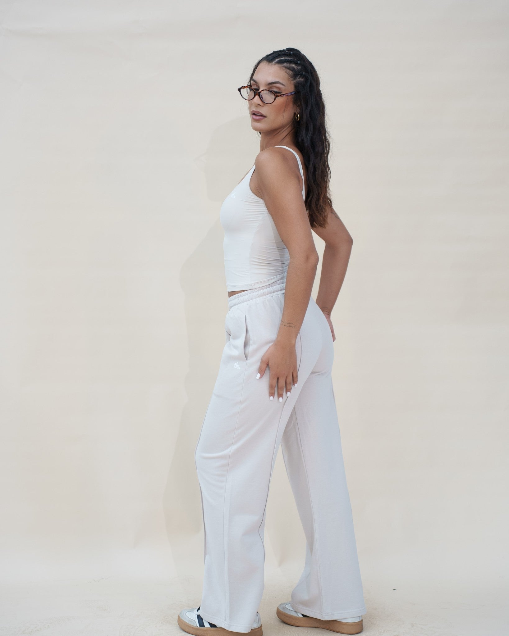 The Uniform Pants — pantalon large femme The Fit Society, crème, de profil