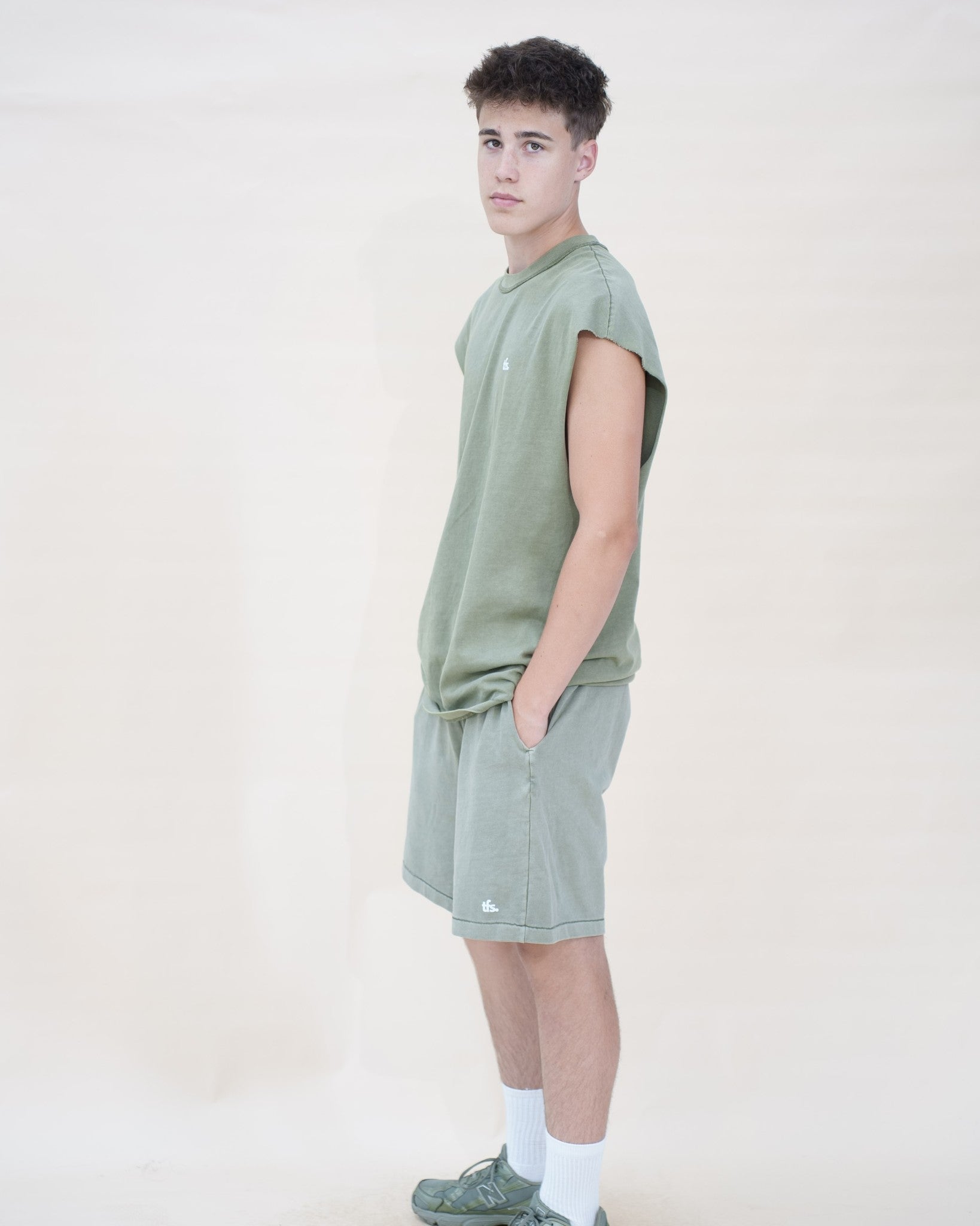 Ensemble Tank Set The Fit Society — The Tank Set Top et The Tank Set Short, homme, vert-gris, trois quarts