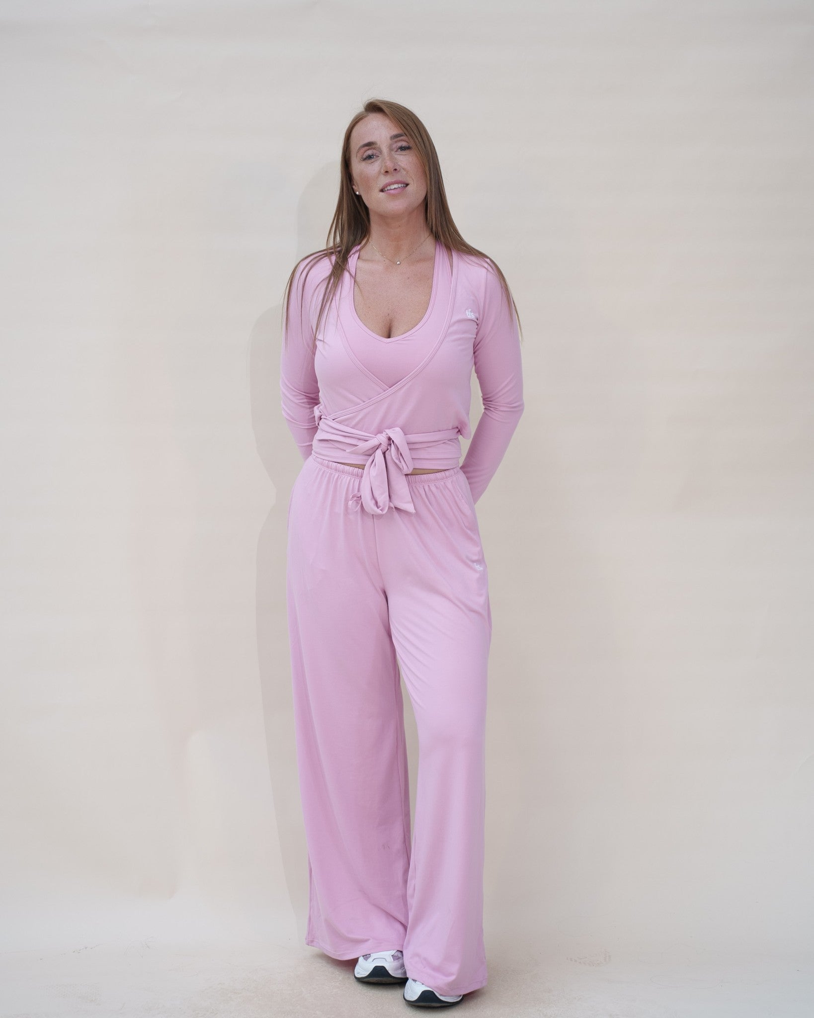 Ensemble Signature The Fit Society — porté avec le top cache-cœur, rose, de face