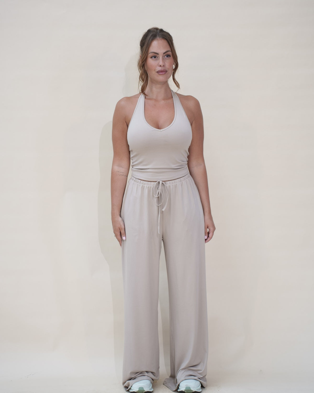 The Signature Set beige The Fit Society, top dos halter et pantalon large, de face