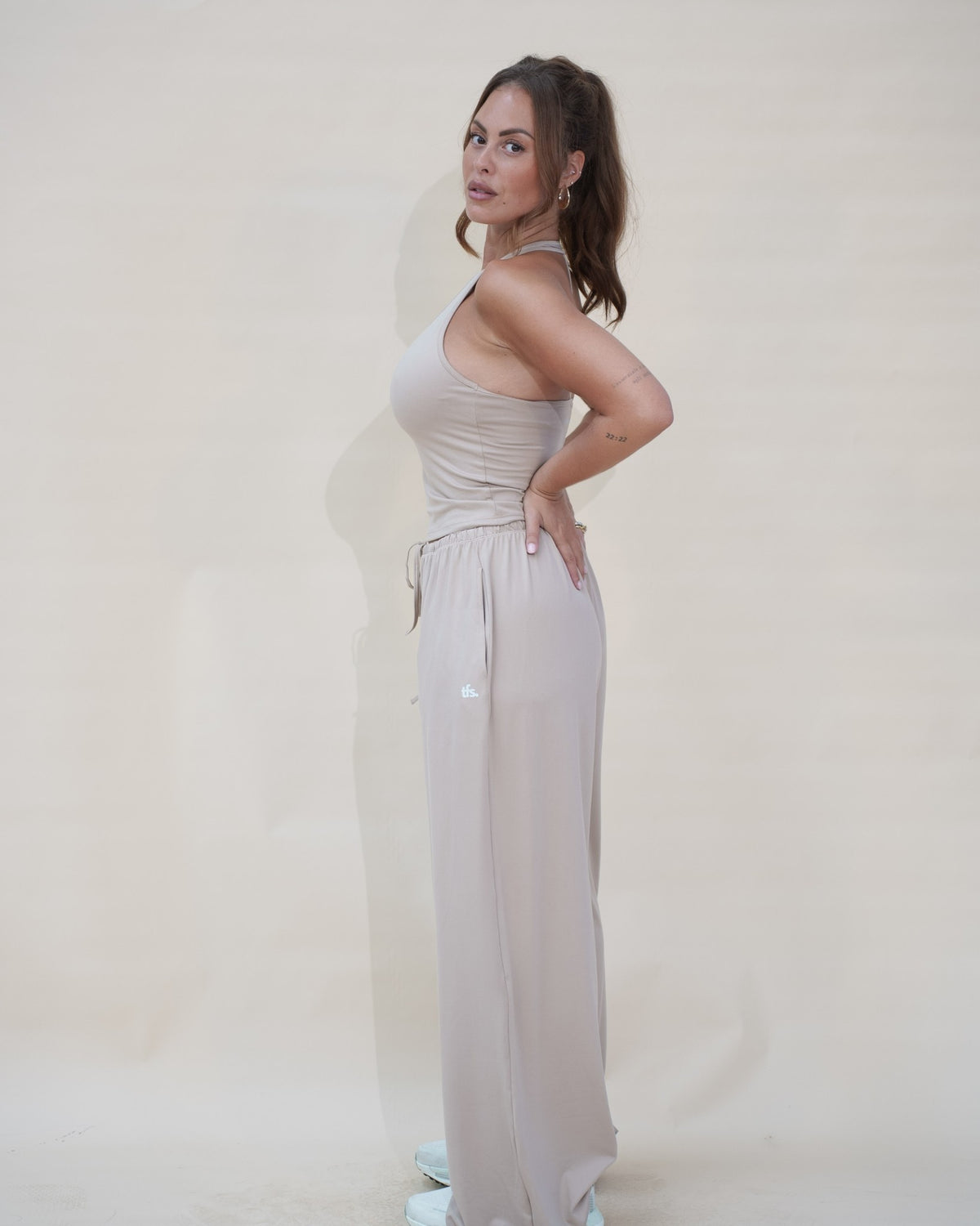 The Signature Set beige The Fit Society, de profil