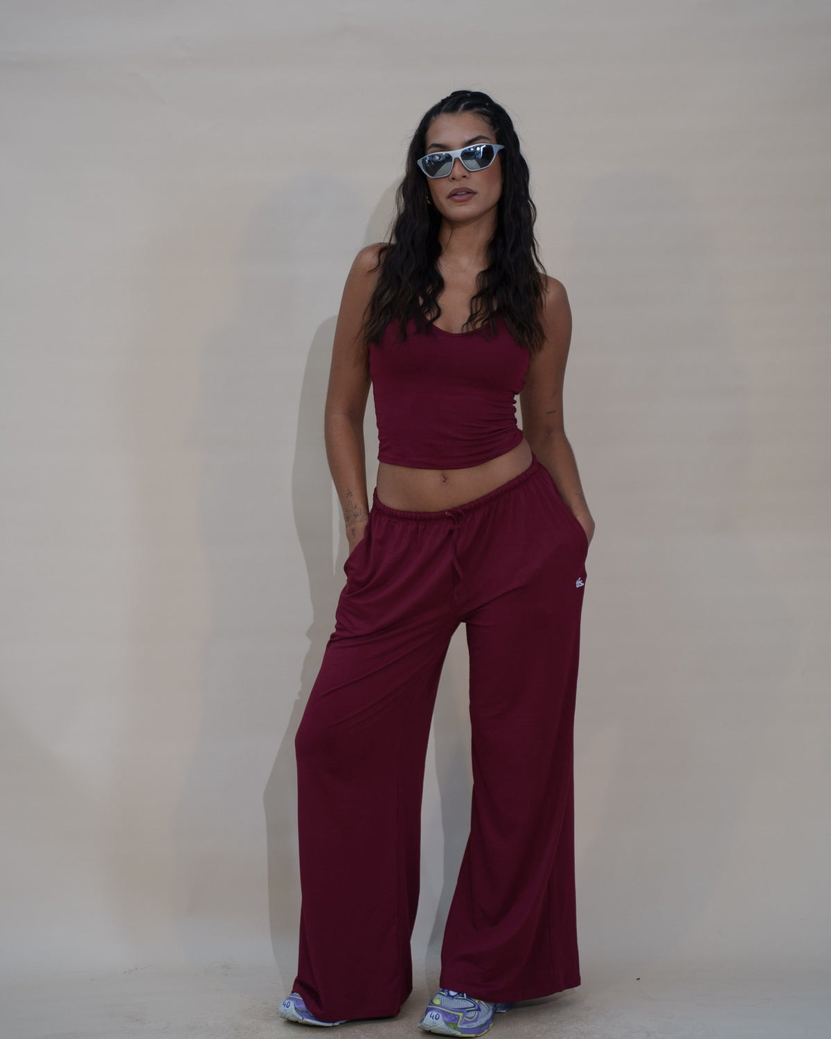 The Signature Set bordeaux The Fit Society, top dos halter et pantalon large, de face