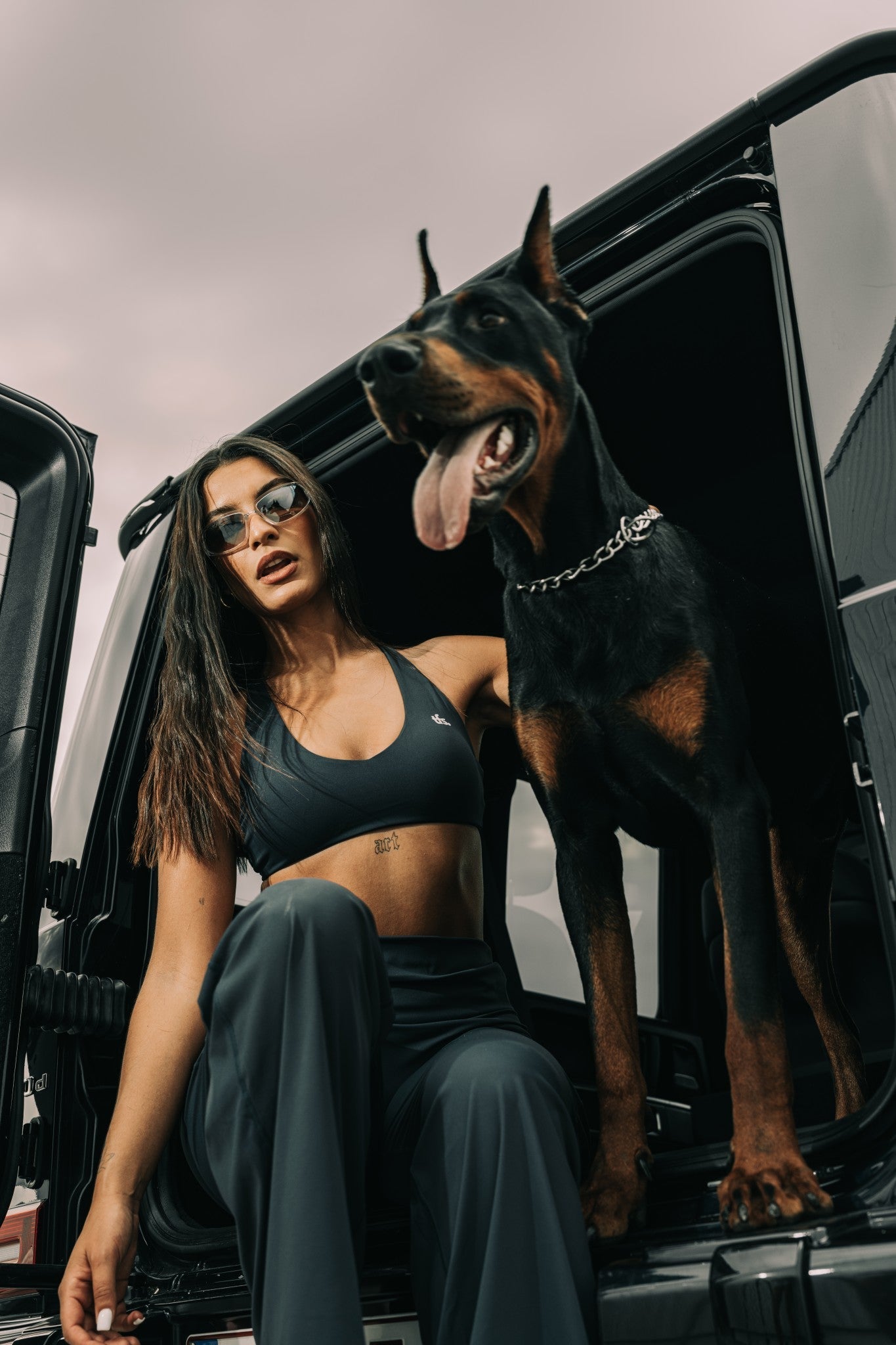 Vestiaire femme The Fit Society — The Uniform, shoot urbain Liège