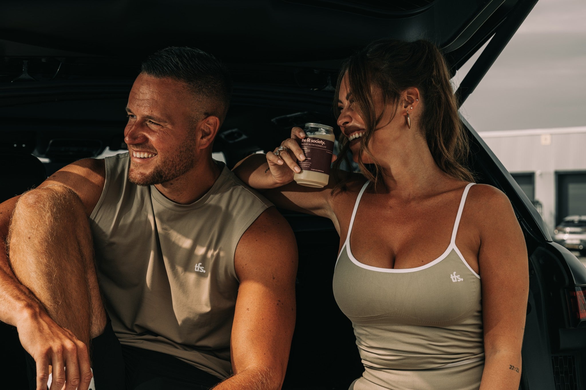 The Fit Society — activewear premium dessiné à Liège, shoot urbain du Drop