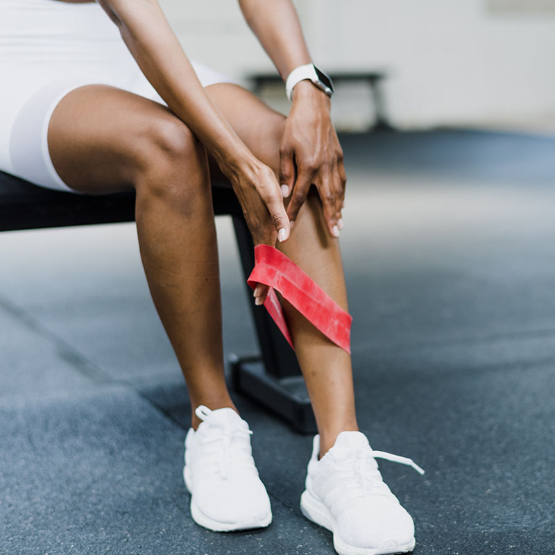 jambes d'une femme en habit de sport
